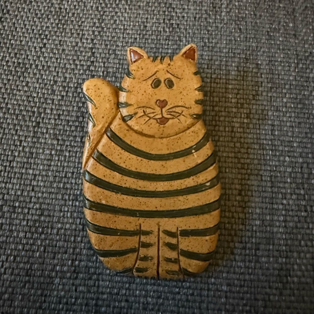 Vintage 1980’s Wooden Brown Striped Tabby Cat Brooch Pin with C clasp.